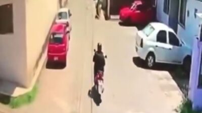 VIDEO: Agresor en moto abusa de una mujer que caminaba en la calle
