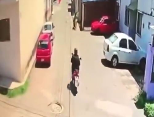 VIDEO: Agresor en moto abusa de una mujer que caminaba en la calle