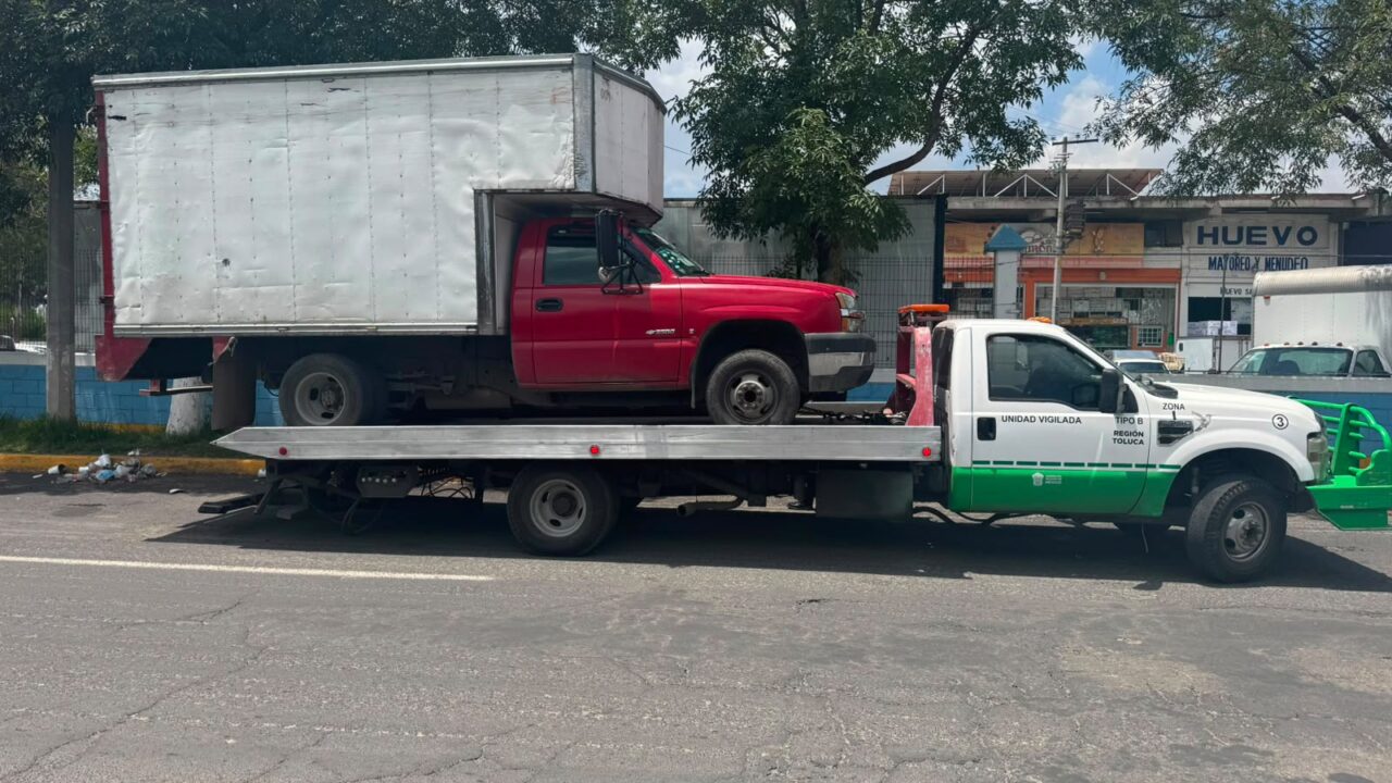IN FRAGANTI: Policías de Toluca sorprenden a sujeto con camioneta robada en la Central de Abastos