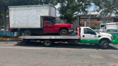 IN FRAGANTI: Policías de Toluca sorprenden a sujeto con camioneta robada en la Central de Abastos