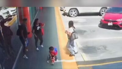 VIDEO: Mamá evita morir arrollada en una plaza y pone a salvo a su bebé