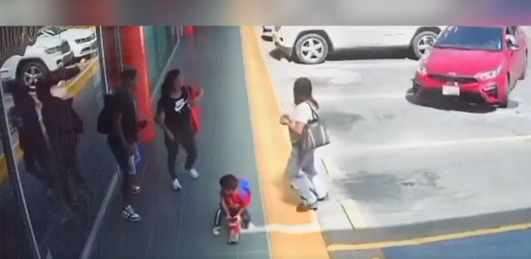 VIDEO: Mamá evita morir arrollada en una plaza y pone a salvo a su bebé
