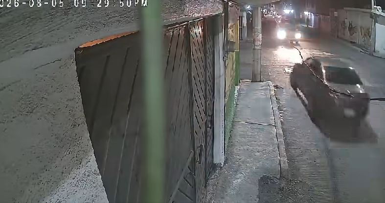 VIDEO: ‘¡Dame las llaves!’; asaltantes roban su auto a una pareja en Ecatepec