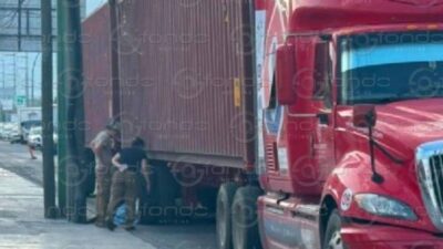 VIDEO. Sujeto empuja sin motivo a un abuelo y éste muere arrollado por un tráiler