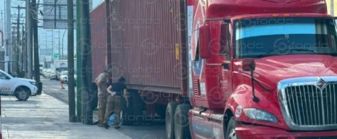 VIDEO. Sujeto empuja sin motivo a un abuelo y éste muere arrollado por un tráiler