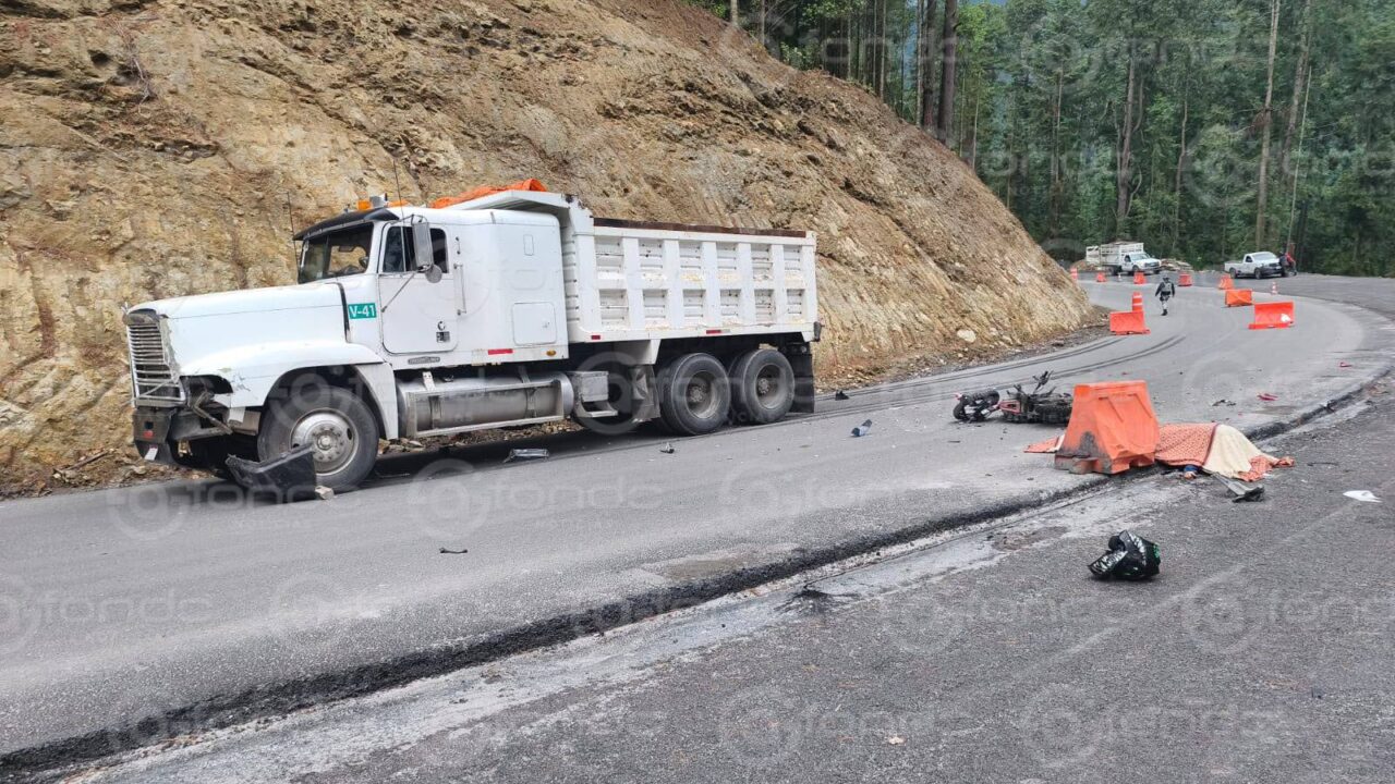 FATAL: Motociclista se estrella contra un camión de volteo y muere en la carretera