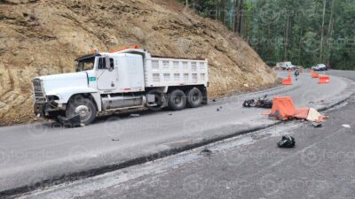 FATAL: Motociclista se estrella contra un camión de volteo y muere en la carretera