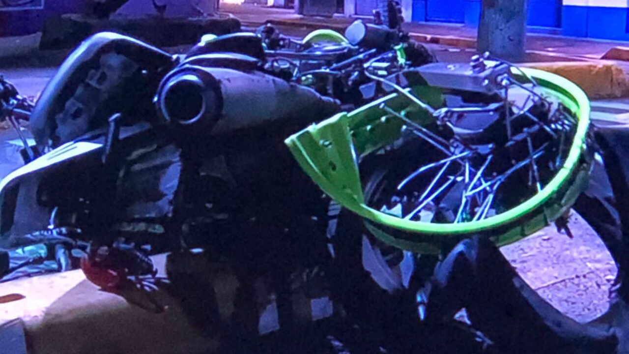 TRAGEDIA: Motociclista iba a toda velocidad y pasó por una coladera destapada; murió