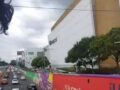 VIDEO: ‘Vente, flaco’; policías evitan una tragedia afuera de una plaza comercial