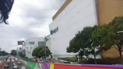 VIDEO: ‘Vente, flaco’; policías evitan una tragedia afuera de una plaza comercial