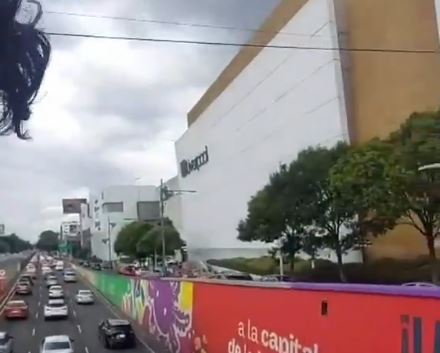 VIDEO: ‘Vente, flaco’; policías evitan una tragedia afuera de una plaza comercial