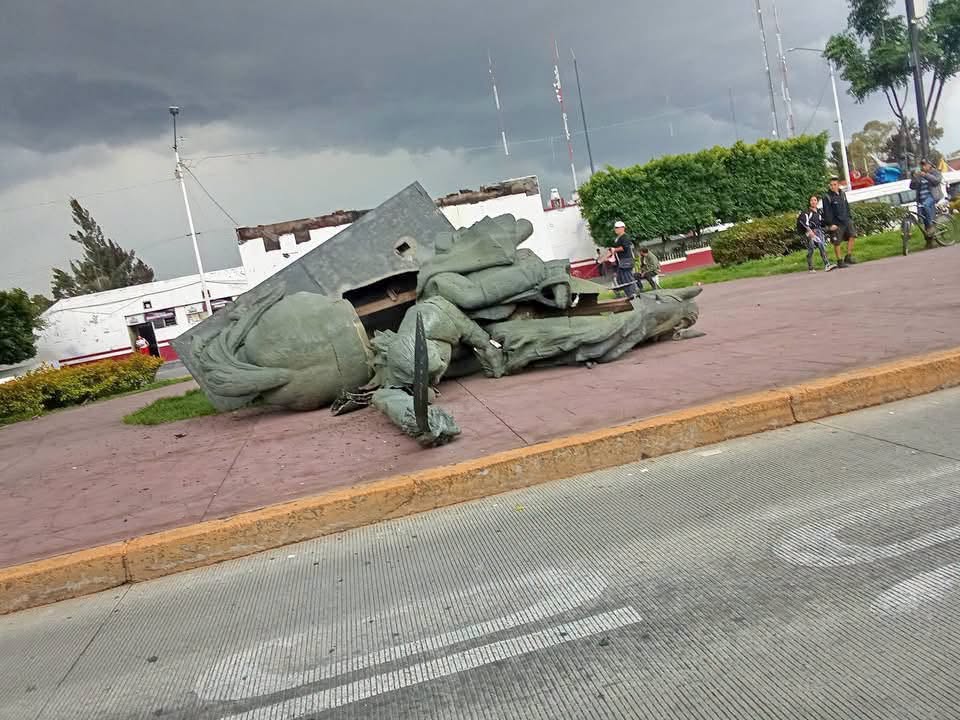IMPACTANTE: Emblemática estatua cae y se destroza durante fuerte tormenta en Edomex