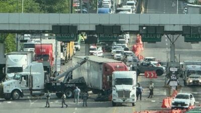 ACCIDENTE: Tráiler fuera de control choca contra un auto en caseta de cobro