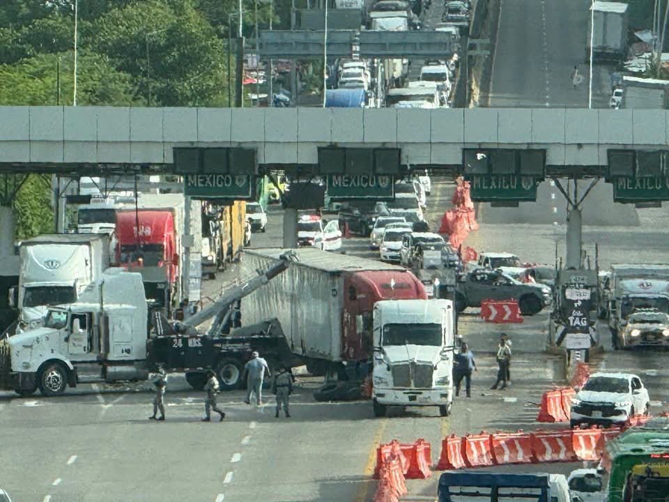 ACCIDENTE: Tráiler fuera de control choca contra un auto en caseta de cobro