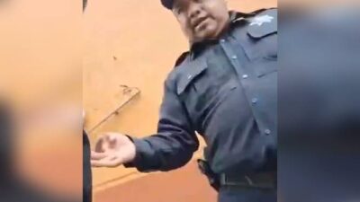 VIDEO. Joven es obliado a pagar miles de pesos para poder recuperar su motocicleta en Edomex