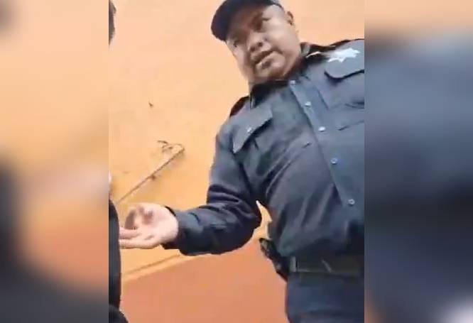VIDEO. Joven es obliado a pagar miles de pesos para poder recuperar su motocicleta en Edomex