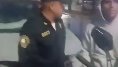 VIDEO. Policías extorsionaban a jóvenes, los amenazan y huyen cuando los denuncian