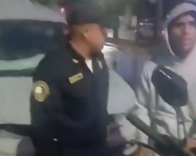 VIDEO. Policías extorsionaban a jóvenes, los amenazan y huyen cuando los denuncian
