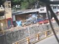 VIDEO: Familia caminaba bajo la banqueta y un auto los arrolla