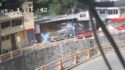VIDEO: Familia caminaba bajo la banqueta y un auto los arrolla