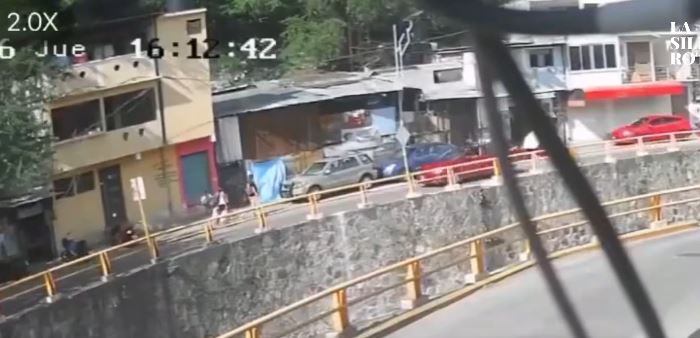 VIDEO: Familia caminaba bajo la banqueta y un auto los arrolla