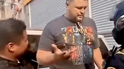 VIDEO. Detienen a un hombre por dejar a sus perros encerrados en su camioneta; uno murió