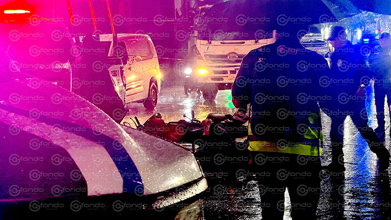 IMPACTANTE. Metrobús embiste a motociclistas; una mujer joven perdió la vida