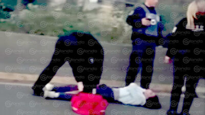 VIDEO. Pareja de jóvenes en moto derrapan en Avenida Central; el conductor murió