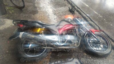 HORROR: Biker circulaba solo cuando un camión de pasajeros le pasó encima
