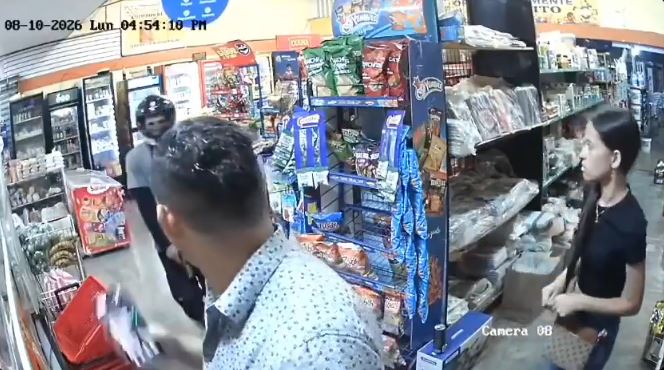 VIDEO: Cliente de tiendita es brutalmente asesinado durante un asalto
