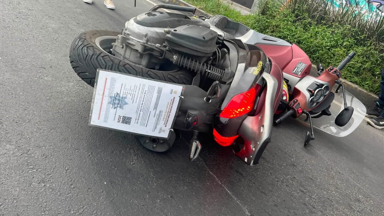 TERRIBLE: Joven iba en su moto nueva cuando cayó y un autobús lo aplastó