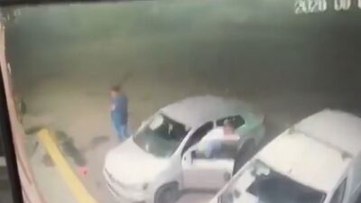 VIDEO: ‘Vuelven a nacer’; hombres se salvan de ser aplastados por un conductor borracho