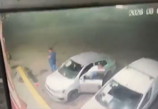 VIDEO: ‘Vuelven a nacer’; hombres se salvan de ser aplastados por un conductor borracho