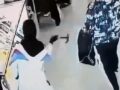 VIDEO: Asaltantes con martillos rompen vitrinas y roban celulares de un Coppel