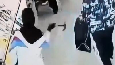 VIDEO: Asaltantes con martillos rompen vitrinas y roban celulares de un Coppel