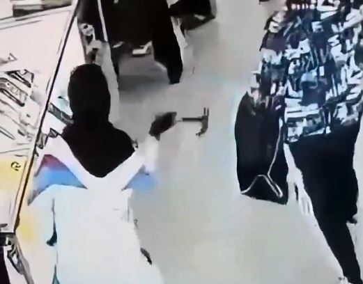VIDEO: Asaltantes con martillos rompen vitrinas y roban celulares de un Coppel