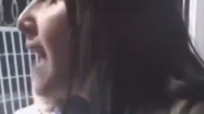 VIDEO: #LadyLomas insulta y amenaza a una mujer guardia de seguridad