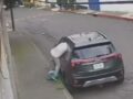 VIDEO. Ratero finge estar ‘rengo’ para quitar el cristal de un auto y llevarse todo lo que había adentro
