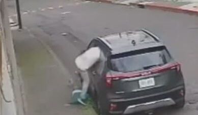 VIDEO: Ratero finge estar ‘rengo’ para quitar el cristal de un auto y meterse