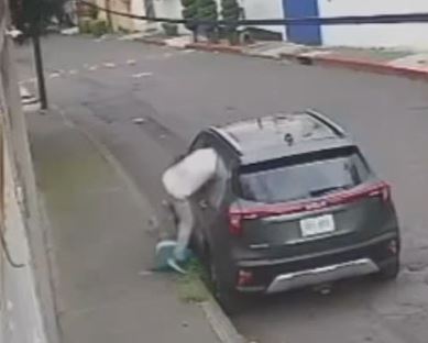 VIDEO: Ratero finge estar ‘rengo’ para quitar el cristal de un auto y meterse
