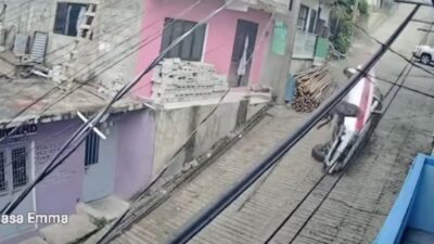 VIDEO: Taxista iba rápido y baja de una pendiente con el carro al revés