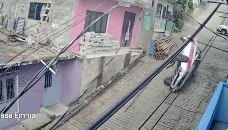 VIDEO: Taxista iba rápido y baja de una pendiente con el carro al revés