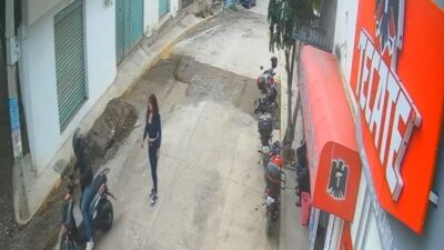 VIDEO: ‘¡Ya…ya!’; mujer es encañonada para que entregara las llaves de su motoneta