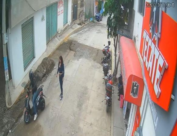 VIDEO: ‘¡Ya…ya!’; mujer es encañonada para que entregara las llaves de su motoneta