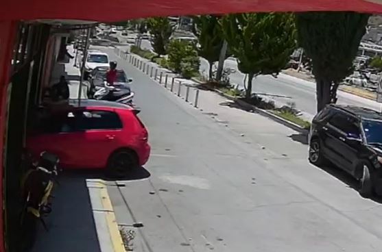 VIDEO. Sicario ‘caza’ a un conductor, lo ejecuta y huye en una carroza fúnebre