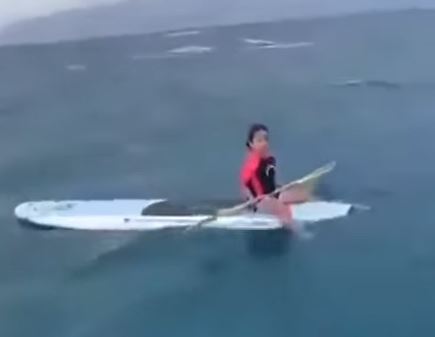 VIDEO: ‘¡Está sola!’; pescadores encuentran y rescatan a una niña ‘náufraga’