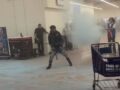 VIDEO: Banda de farderos arman enfrentamiento dentro de un Walmart