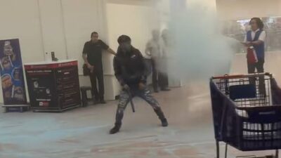 VIDEO: Banda de farderos arman enfrentamiento dentro de un Walmart