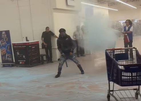 VIDEO: Banda de farderos arman enfrentamiento dentro de un Walmart