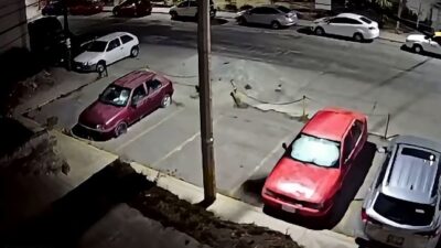 VIDEO: Mujer grita aterrada mientras un asaltante le quita sus pertenencias